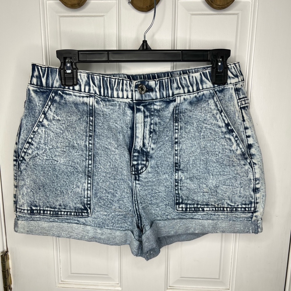 Wild Fable Acid washed blue jean cuffed shorts. Stretchy. Size: M.